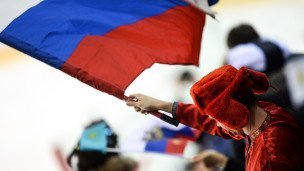 Болельщики на матче между сборными командами в соревнованиях по хоккею с шайбой
