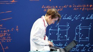 Молодой человек за ноутбуком 