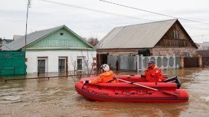 Сотрудники МЧС в лодке в Оренбургской области