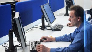 Сотрудник за компьютером в офисе