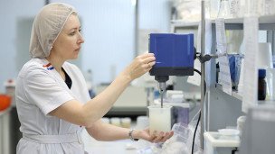  Сотрудница лаборатории