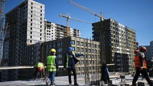 Рабочие на строительстве жилого комплекса