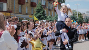 Выпускник и первоклассница на последнем звонке