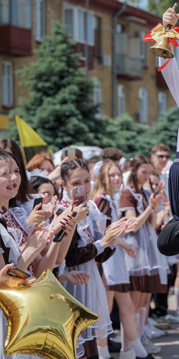 Выпускник и первоклассница на последнем звонке