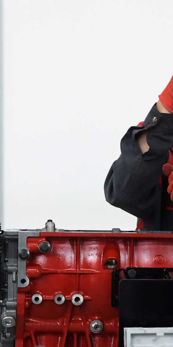 Молодой сотрудник собирает двигатель