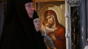 Монахини у иконы Богородицы в храме Христа Спасителя в Москве
