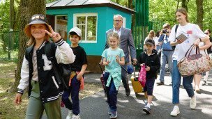 Дети перед поездкой в летний лагерь 