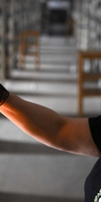 Женщина с керосиновой лампой в темноте