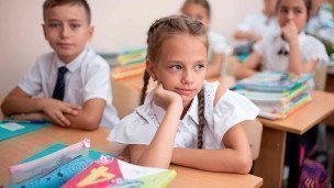 школьница за партой в классе