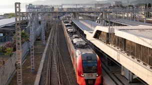 Скоростной электропоезд  на железнодорожном вокзале Адлера.