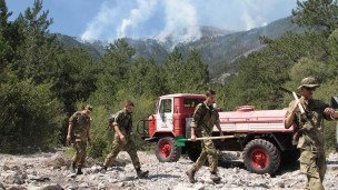 Сотрудники МЧС во время ликвидации пожара