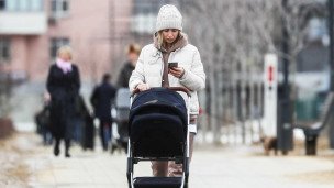 Женщина с коляской на улице