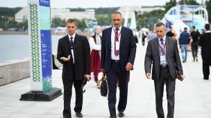 Предпрениматели прогуливаются по набережной и общаются на деловые темы