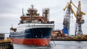 Спуск на воду большого морозильного рыболовного траулера