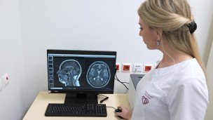 Врач изучает результаты МРТ на мониторе 