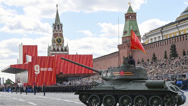 tank-t-34-85-na-krasnoj-ploshchadi-v-moskve-na-voennom-parade