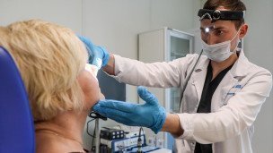 Пациентка во время приема у врача