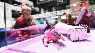 Мальчик смотрит на стенд с протезами 