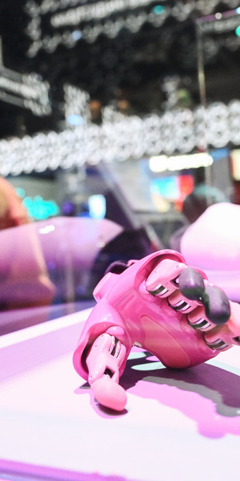 Мальчик смотрит на стенд с протезами 