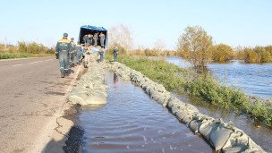 Во время возведения дамбы сотрудниками МЧС 