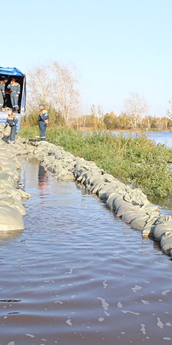 Во время возведения дамбы сотрудниками МЧС 