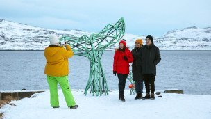 туристы фотографируются в териберке