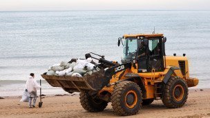 Сбор разлитого мазута на пляже