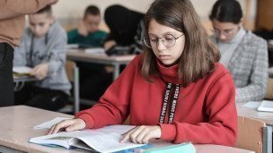 школьница за партой на уроке