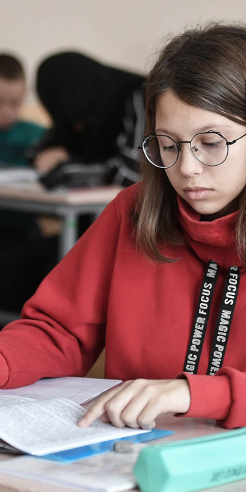 школьница за партой на уроке