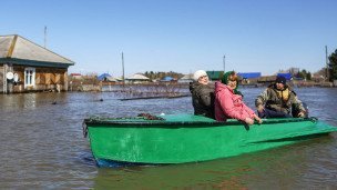Местные жители во время эвакуации из зоны подтопления