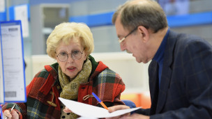 Посетители заполняют документы 