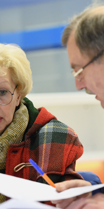 Посетители заполняют документы 