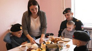 Nоvosel'ye-v-sem'ye-voyennosluzhashchego-posle-torzhestvennoy-tseremonii-zaseleniya