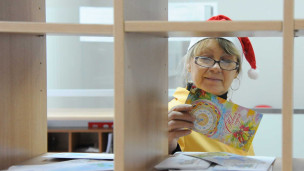 Сотрудника «Почты России» в шапке деда мороза