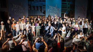 Тоlpa-detey-na-stsene-vo-vremya-foto