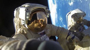 Космонавты Александр Мисуркин и Антон Шкаплеров во время работы за пределами Международной космической станции
