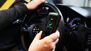 алкозамок в руке у водителя автомобиля