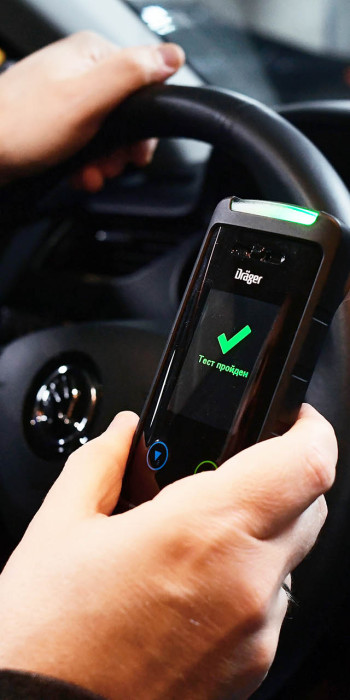 алкозамок в руке у водителя автомобиля