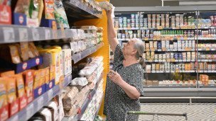 Пожилая женщина в продуктовом магазине