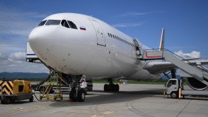 Самолет на взлетно-посадочной полосе 