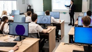 Ученики гимназии на уроке компьютерной грамотности 