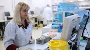 Медицинская сотрудница лаборатории клинической иммунологии и генетики за работой
