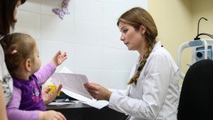 Девочка на приеме у врача в поликлинике