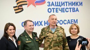 Военные в филиале фонда "Защитники Отечества" во время церемонии вручения  удостоверений ветерана боевых действий
