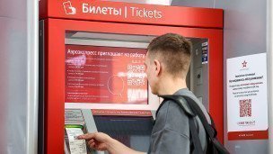 Пассажир во время покупки билета на поезд