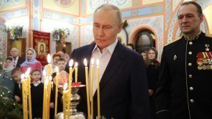 Владимир Путин на богослужении в честь Рождества Христова в храме