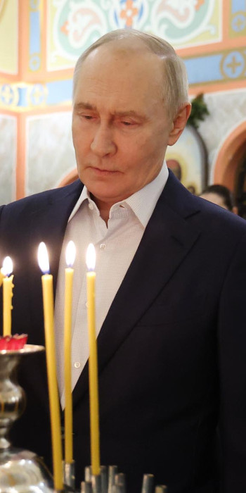 Владимир Путин на богослужении в честь Рождества Христова в храме