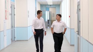 Школьники в коридоре нового здания школы