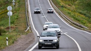 Автомобили на участке трассы 