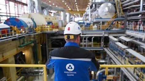 Сотрудник в машинном зале Кольской атомной электростанции
